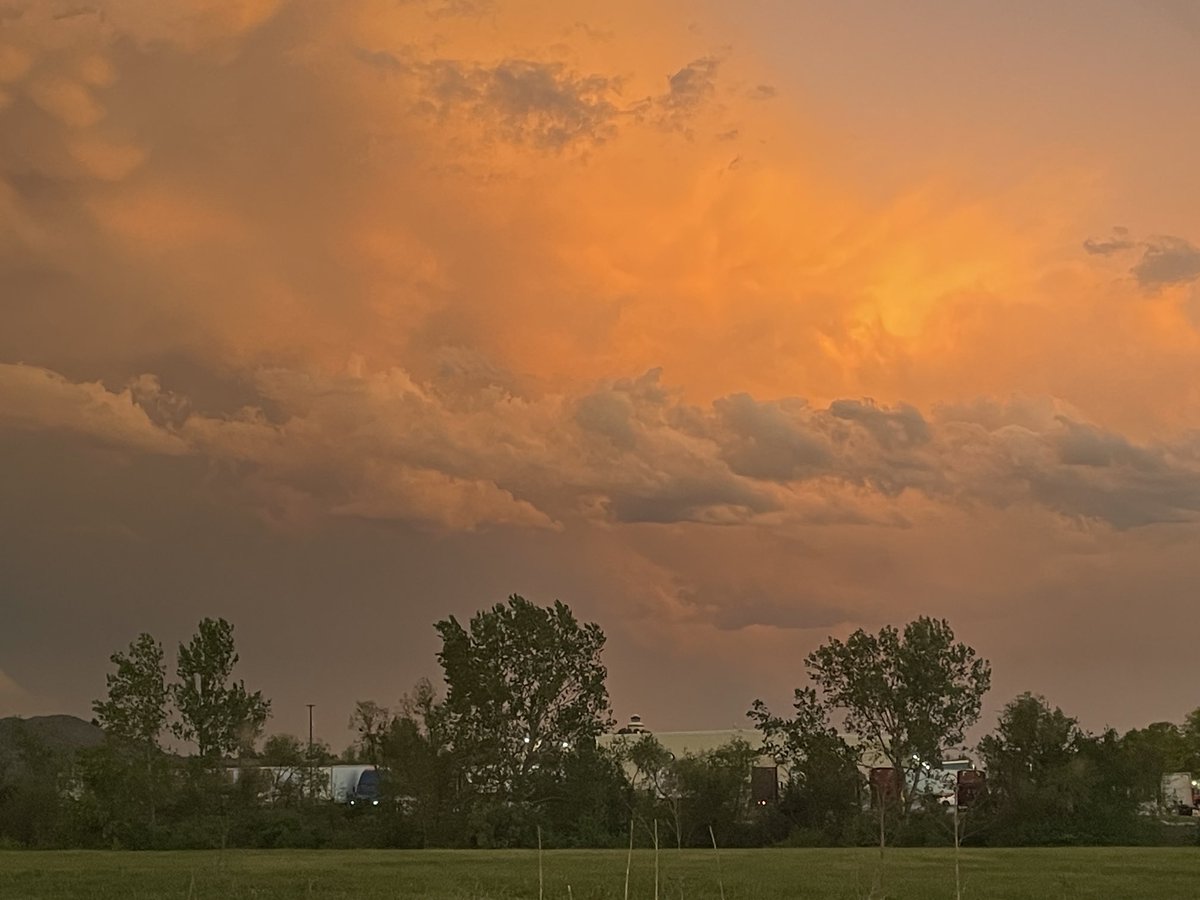 I didn’t realize there would be such a pretty view from ⁦<a href="/Fly_KansasCity/">Kansas City International Airport</a>⁩ as the area storms move out. ⁦<a href="/KCTV5/">KCTV5 News</a>⁩ #kcwx