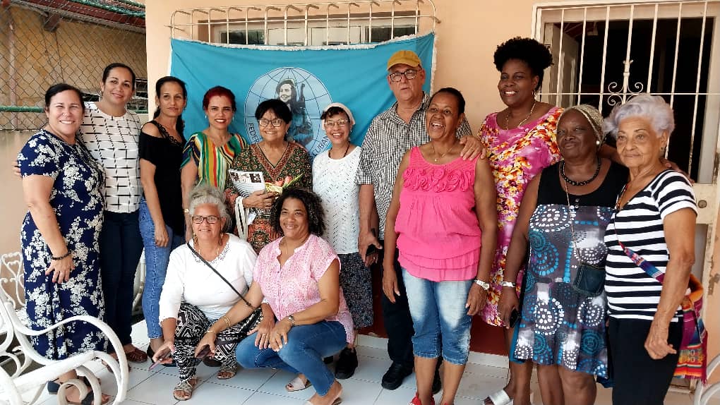 Llegan integrantes de los secretariados nacional y provincial @FMC_Cuba, a las organizaciones de base de nuestras nuevas Heroínas del Trabajo de la República de #Cuba a compartir con las federadas el júbilo por tan alta condecoración, en su comunidad, con sus familias.