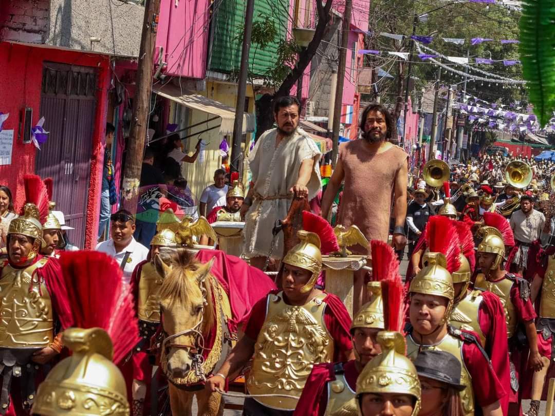 Viernes Santo | Recorrido 
Aquí te compartimos algunas imágenes de cómo se vivió el recorrido por los 8 barrios del #ViernesSanto durante la #181Representación ✝️