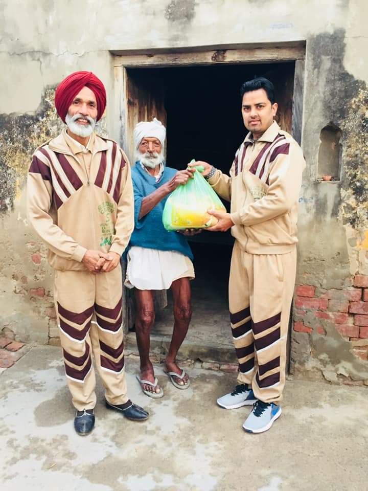 With the mission that let no one Starve  Dera Sacha Sauda 
Volunteers observe fast weekly and they save that food in Food Bank,from where it is distributed among the destitutes in different blocks as inspired by Ram Rahim.
#FastForHumanity