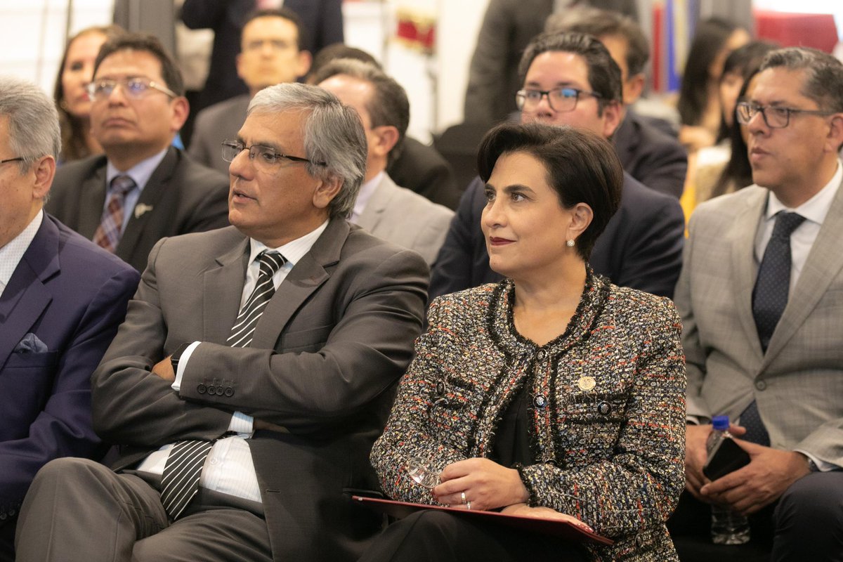 En el evento de la Cámara de Comercio e Integración Ecuatoriano-Peruana, la Canciller @gabisommerfeld destacó la importancia de las relaciones comerciales y diplomáticas entre Ecuador y Perú. Resaltó el rol de la Cámara por los acuerdos de Paz y el crecimiento comercial. 1/2