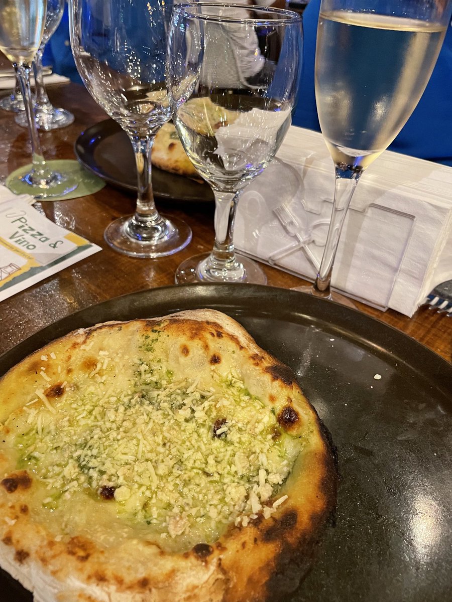 Noche de pizza y vinos en #Volterra.
