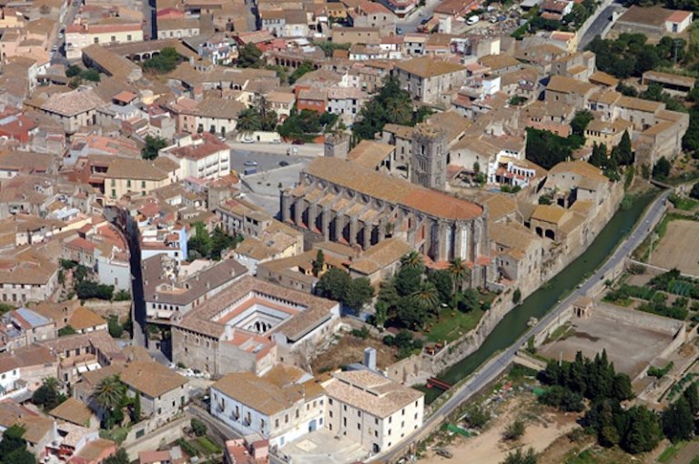 Castelló d' Empúries any 879 judici on s'havia de dirimir la possessió de quatre cel·les monàstiques, situades al comtat de Peralada, que es disputaven els monestirs de Banyoles i Sant Policarp de Rasès. La primera cita de Castelló documentada.