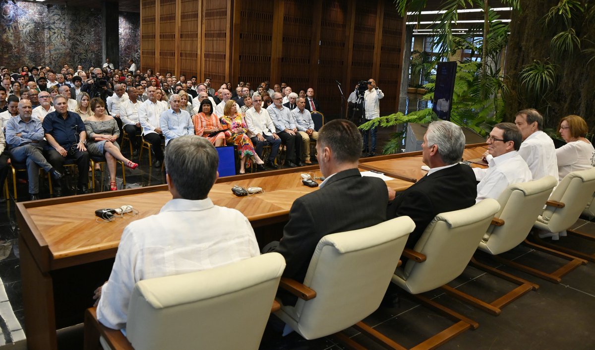 El presidente de #Cuba 🇨🇺, @DiazCanelB, presentó, este martes, el libro “El actual Orden Económico Internacional: un obstáculo al desarrollo. El principal reto para el Grupo de los 77 y China”, en el Palacio de la Revolución. 🔗 cubaminrex.cu/es/presidente-…