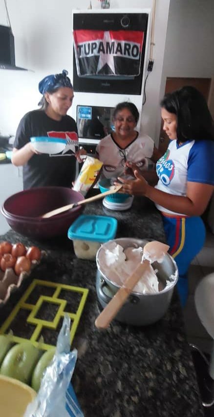 En el Año del Emprendimiento y Fortalecimiento Económico @MRT_ApureRebeld realiza Taller de Repostería, compartiendo conocimientos para fortalecer el emprendimiento de nuestras Micaelas! Seguimos avanzando, seguimos venciendo!