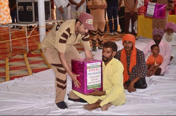 #FastForHumanity
To feed the helpless people who can't afford food to survive So volunteers of dera Sacha Sauda observe a fast once a week and give the leftover food to the needy on that day.
Inspiration: Saint Ram Rahim Ji Insan