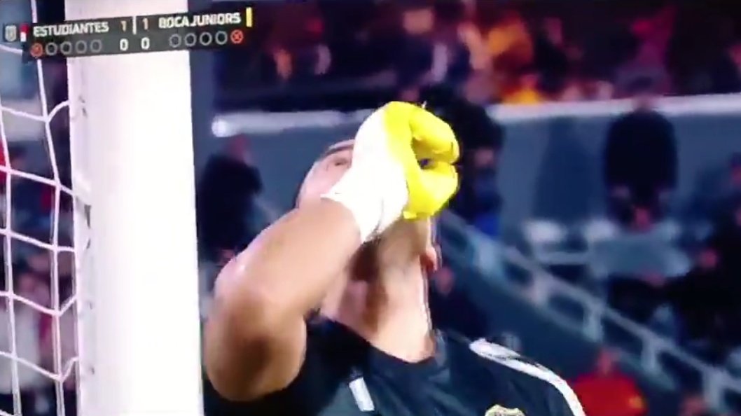 La carrera de "Chiquito" Romero:

- Fracasó en el AZ
- Fracasó en la Sampdoria
- Se creia estrella por comer banco en Inglaterra
- Fracasó en Venecia
- Fracasó en la selección
- Sigue fracasando en Boca
- HOY MANDÓ A CALLAR EN EL PRIMER PENAL Y LO TERMINÓ PERDIENDO JAKSKSK ⚰️⚰️⚰️