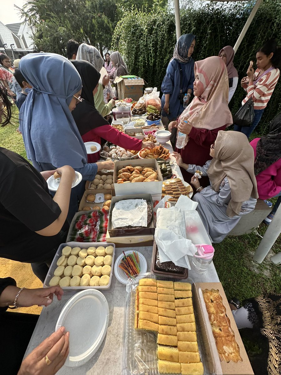 ardiratullah's tweet photo. Free foooooddd… 
#Halbi komplek https://t.co/oW8z3KkPdi