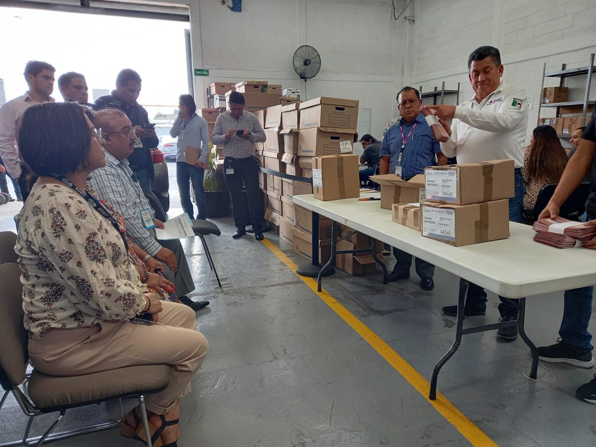 #VotoExtranjero | Este martes entregamos las boletas de la modalidad voto postal para hacerlas llegar a la población de mexiquenses que radican en el extranjero, así garantizamos sus derechos político-electorales. 🗳️ #EdoMéx #Elecciones2024MX #MtraKarinaVaquera