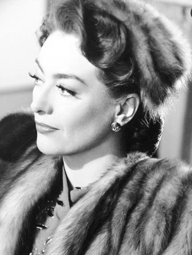 Joan Crawford 
A dançarina que virou estrela de Hollywood e demorou mais de 20 anos para provar que era uma ATRIZ!

 A mulher que começou no cinema mudo e terminou a carreira já no cinema em cores! 

 A mulher que Steven Spielberg teve o prazer de estrear sua carreira!