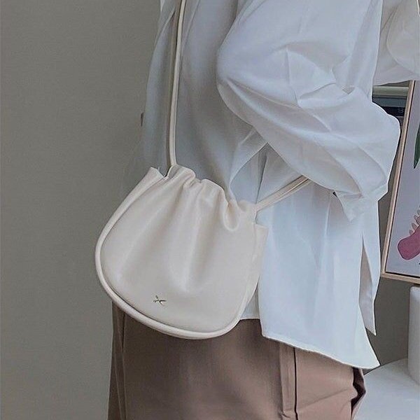 pretty white sling bag

a thread