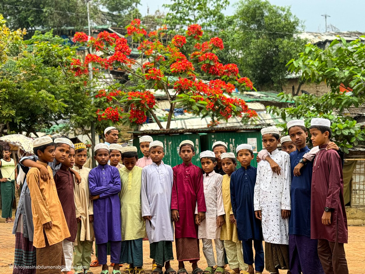 The Islamic Lights..

The beautiful morning with the lights of Islam. These are Hafiz students forced me to take a picture of them in front of this flowering plant after Fajir prayer. 

#streetphotography #CampLives #refugeestories
#RohingyaMuslims 
#rohingyatographer 
#students