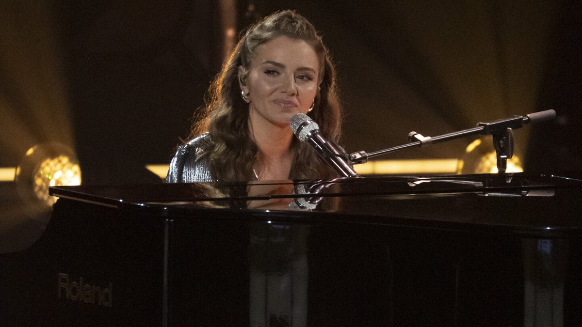American Idol 2024: Emmy Russell headed to Top 7 after an emotional cover of her grandmother' Loretta Lynn's song, 'Coal Miner's Daughter.' mjsbigblog.com/american-idol-…