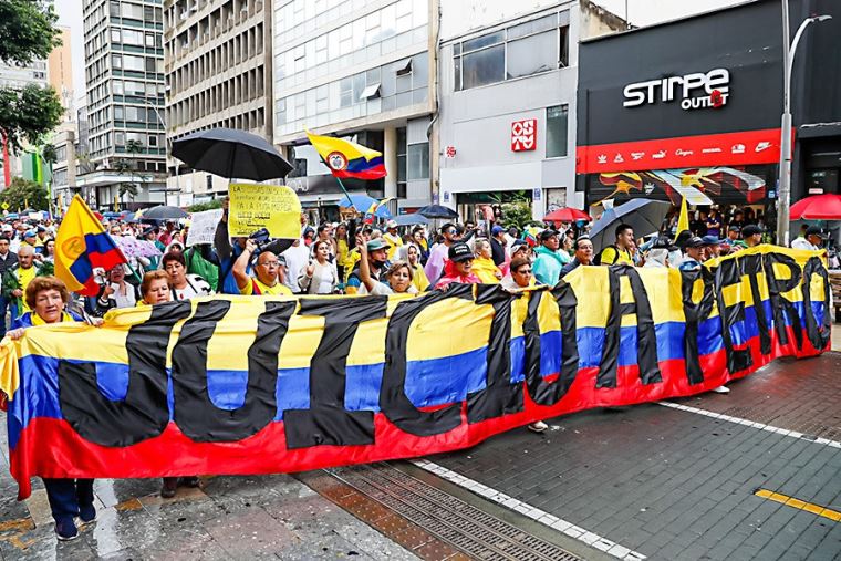 En el pais de los absurdos,Colombia!se celebra el dia del Trabajo,cuando hay un ilegitimo usurpador gpetro, destruyendo el Trabajo,el empleo,el desarrollo economico y el Bienestar Social y Laboral de los Ciudadanos. En un pais coherente,hace rato al tirano!, lo mandan al cadalzo