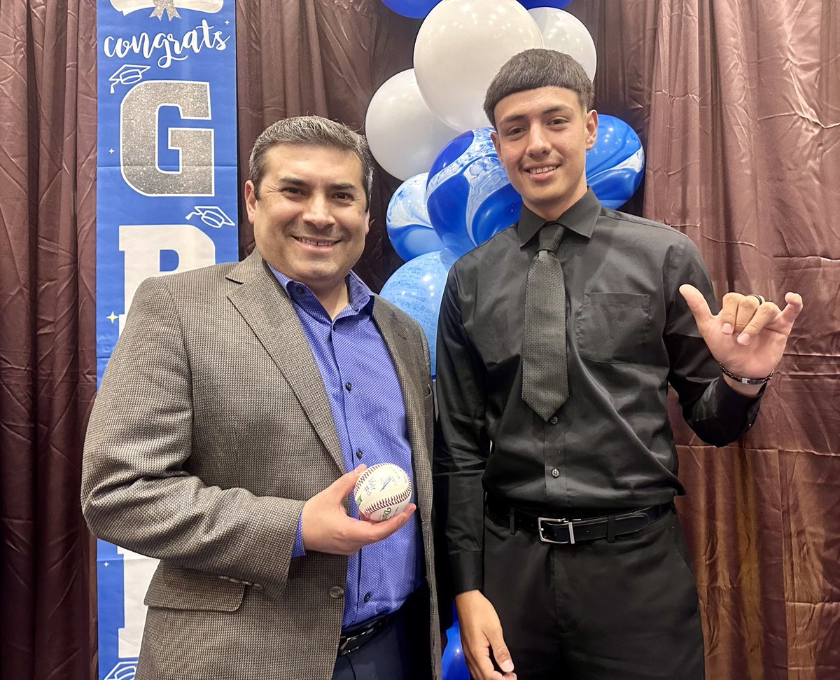 Cig_Baseball's tweet photo. Today, Alan Flores received his Juan A. Gutierrez Scholarship from the man himself and a bonus award in a Mac Book Air. Alan in turn, gave him a signed baseball from the entire team. Thank you, sir, for investing in Alan and Toro Baseball. #OurTime 🤙🏽⚾️, @LISD_Athletics https://t.co/Y13o36kvDq