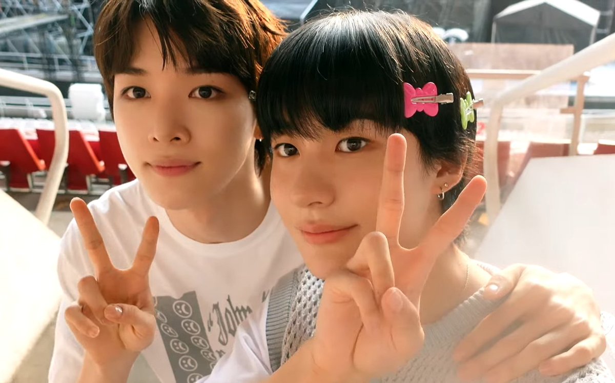 jsc_pics's tweet photo. sungchan with anton and his cutie hair clips https://t.co/vCY61dLgcE
