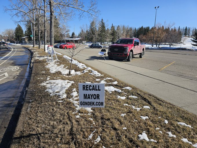 🚨 City of Calgary Mayor Jyoti Gondek spent $85 Billion on a climate emergency, started taxing paper bags 15 cents and refused to attend a menorah lighting ceremony all while making a $200k+ salary.

If you want to help me #recallgondekagain sign here:
change.org/p/recall-jyoti…