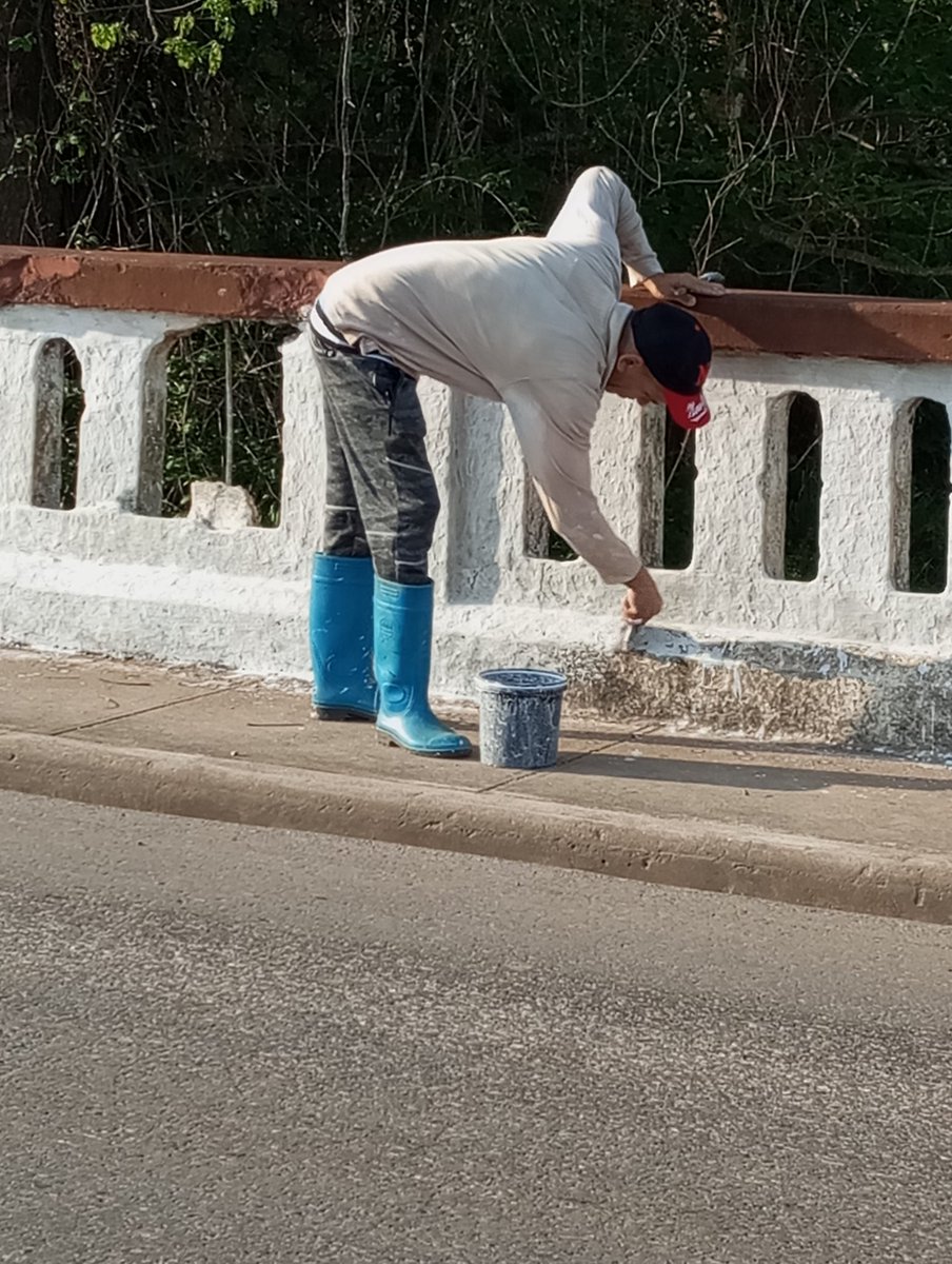 #GenteQueSuman de la  #EmpresaAdecor realizaron  labores de embellecimiento  con vistas al #1roDeMayo en las calles de  #ColonEnVictoria
#PorCubaJuntosCreamos 🇨🇺