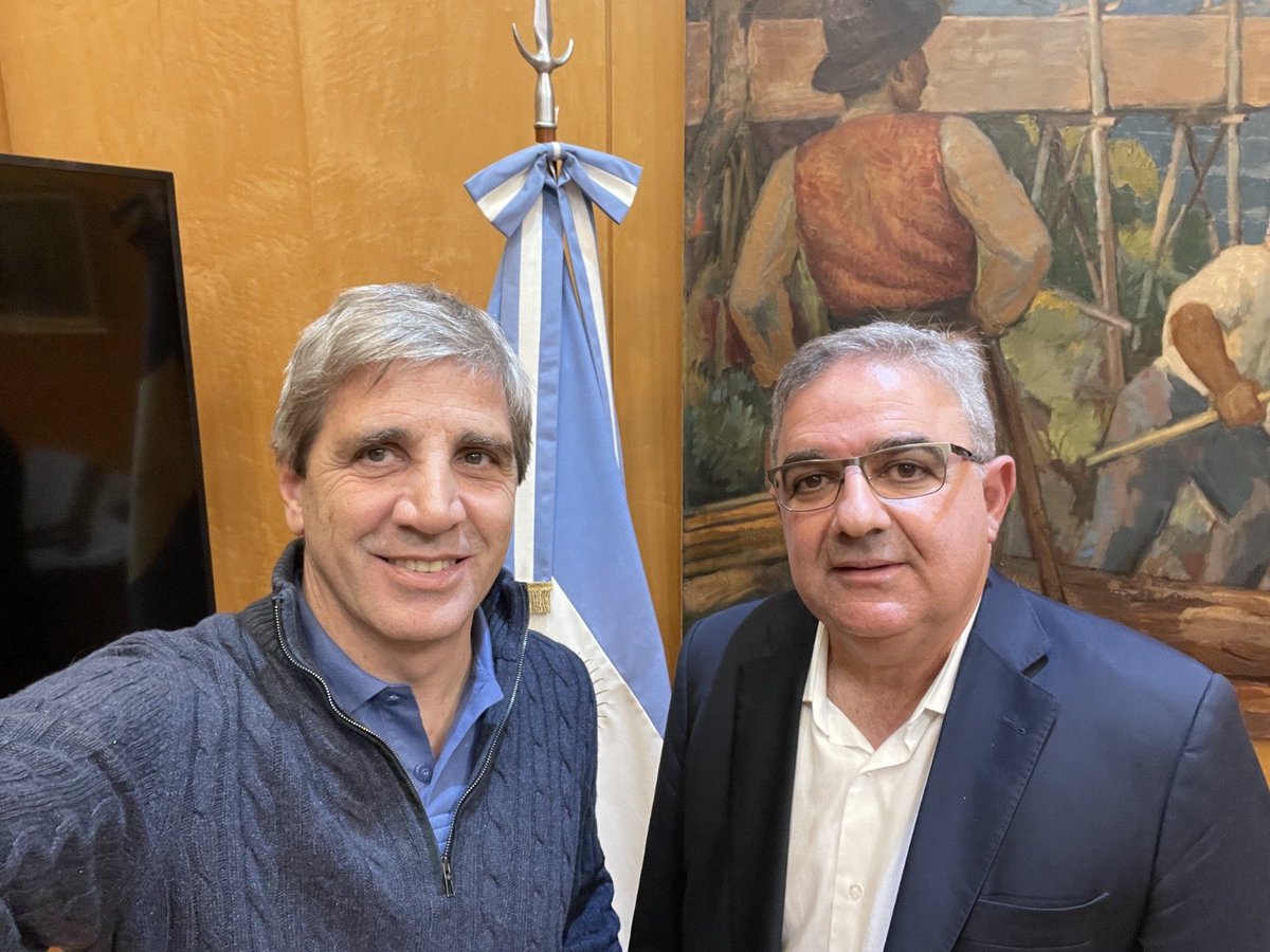 [AHORA] 'Toto' Caputo, junto al gobernador de Catamarca, Raúl Jalil: 'Grandes proyectos en minería, sobre todo en industria textil'. 📸