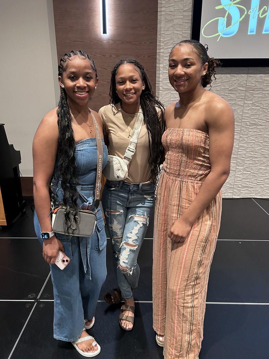 LoveHoward16's tweet photo. Bearette Banquet
#Bearettes
#2xStateChamps 
#Season4loading https://t.co/WHico1szqE