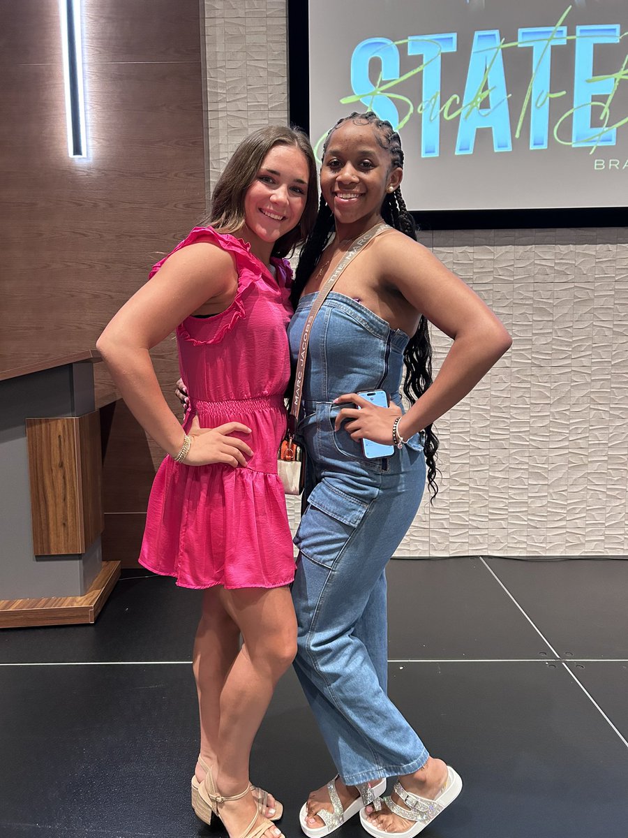 LoveHoward16's tweet photo. Bearette Banquet
#Bearettes
#2xStateChamps 
#Season4loading https://t.co/WHico1szqE