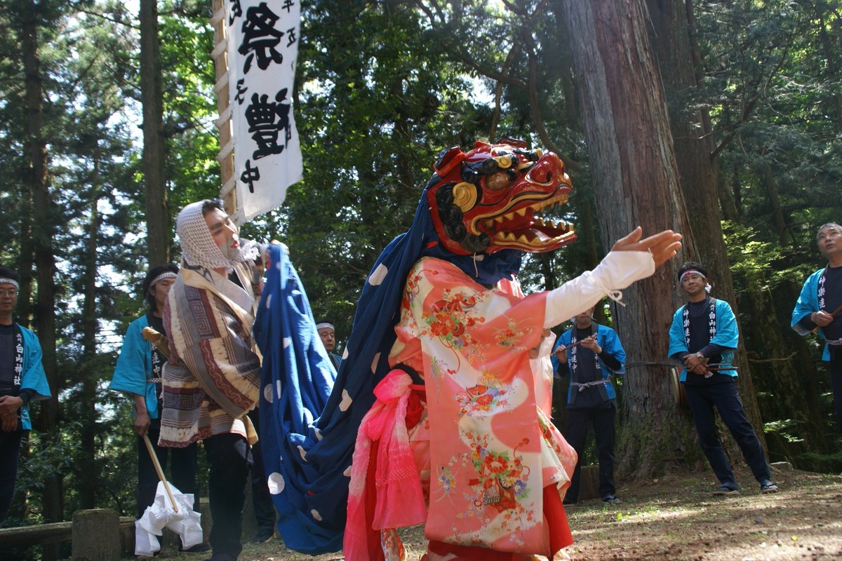 与川の白山神社祭礼（春）

毎年5/5に行われるお祭りですが、今年は５月４日（土）に変更となりました。
今から190年ほど前の寛政年間に加賀白山の人が伝えたという、雌獅子による典雅な悪魔払い舞が奉納されます🌸✨

＃南木曽町　＃白山神社祭礼