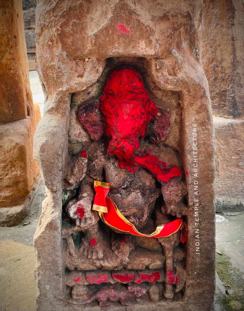 A tiny sculpture of Shree Ganesha sitting in ardhaparyanka asana on premises of Baitala Deula, Bhubaneswar, #Odisha. There consists a small pidha shrine in front of the main temple, probably this pidha structure's construction belongs to 10th Century CE though ⬇️