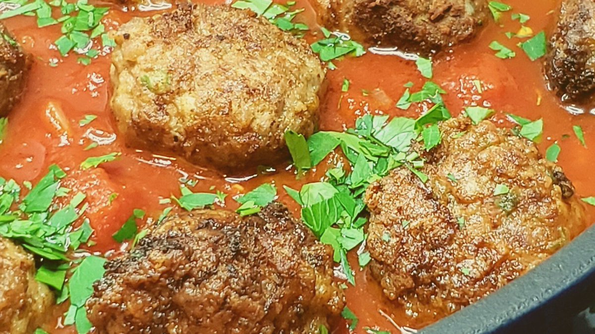 Meatballs in tomato gravy. This recipe was inspired by Leah Chase, the Queen of Creole Cuisine. Serve it over jerusalem artichoke mash. If you want the full recipe, comment below. #recipeideas #originalrecipe