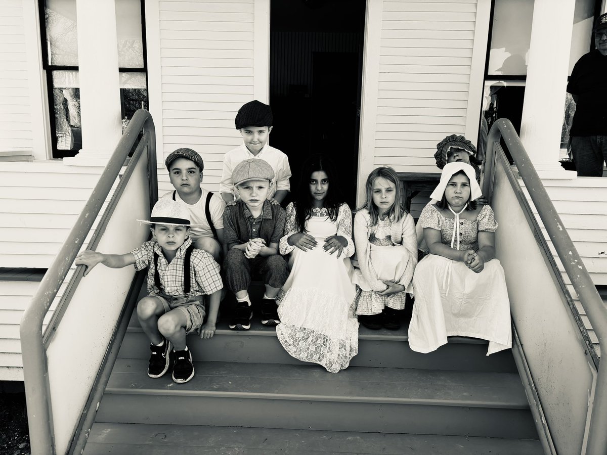 sandra_benson2's tweet photo. Today we had a chance to learn more about Livonia’s history when we went to Greenmead! #BuchananBears #LivoniaPride https://t.co/rs83hOq0EY