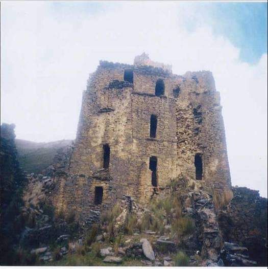 Muchos años antes que los Incas soñaran en construir Machu Picchu, existió una cultura llamada los Yarowilcas (Huánuco), quienes construyeron impresionantes fortalezas, algunas de hasta 6 pisos.

Tierra de Chullos