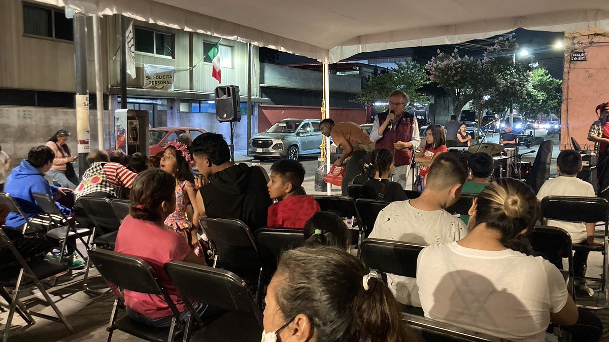 ach_CDMX's tweet photo. Hoy festejamos a las infancias de Santa María la Redonda con hip hop infantil, rap, payasos, rock 🎸 con cuenta cuentos y piñata 🪅. Actividades que les permiten alejarse de las violencias y crear comunidad.  Agradecemos a Barrio Warrior, @valebarriosmx y los indómitos de @AlasyRaices, así como Monito y Marioneta