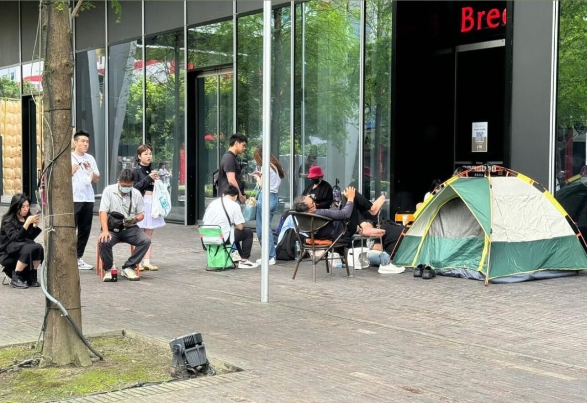they set up a camping tent 😭

JENTLE SALON NOW OPEN
#JENTLESALONBYJENNIE