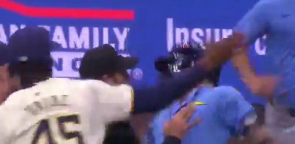 Uribe went with the open hand slap for maximum disrespect 🤌🤌🤌 I’m here for every ounce of this energy #ThisIsMyCrew
