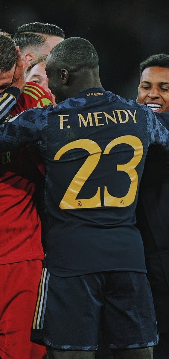 Mendy está comiendo muchas arepas. 🤭
Miren esa espalda y el cuello. 
No sé, pero yo estoy viendo muy fuerte a Ferland Mendy. 💪