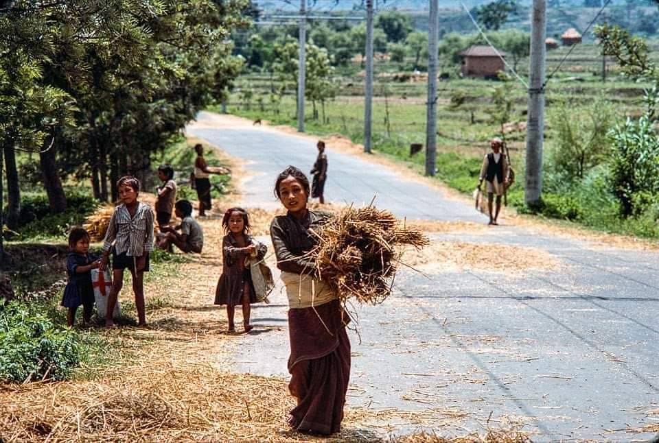 Time-honored Visuals:
Dhalachen, Bhaktapur 1978

#oldnepalphotos #LoveNepalTravelNepal #oldNepal 

📸 Peace Corps Nepal Volunteers