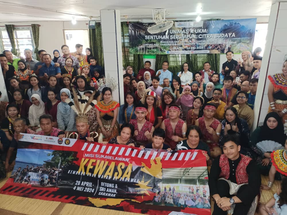 80 Pelajar Unimas & UKM Pelajari Cara Hidup, Budaya Kaum Iban

Berita penuh boleh didapati di pautan Edisi Ukas berikut :
premierdept.sarawak.gov.my/web/subpage/ne…

#UKASnews
#SaluranInformasiRakyat
#SarawakMajuMakmur