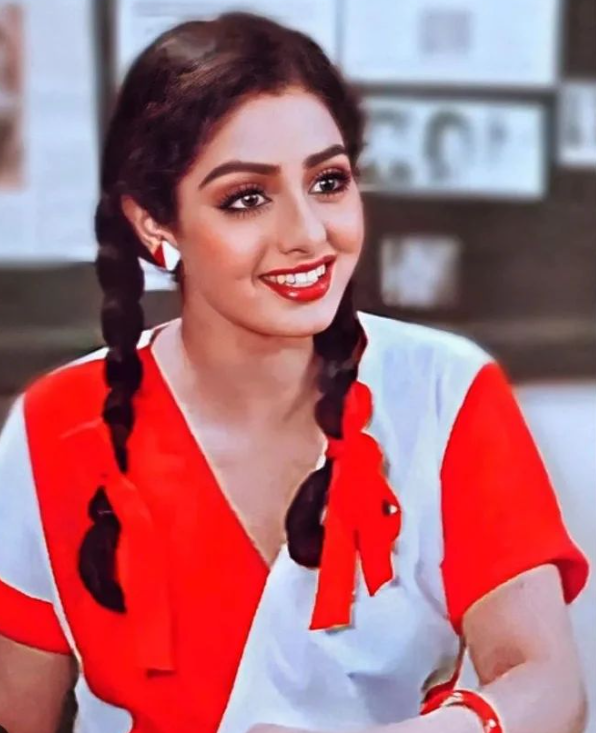 Sridevi as the intrepid crime reporter Seema in Mr.India. I loved her scenes with Annu Kapoor, the perpetually hassled editor. @annukapoor_'s monologue with the telephone was just the finest acting. In fact every character in the movie was spot on. 
#Sridevi #MrIndia #Bollywood