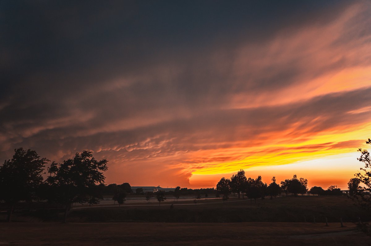 This day was nuts .... the ending was nuts... ya ll can think about that for a hot minute . 👀🔥 #wxtwitter #okwx #oklahomaweather