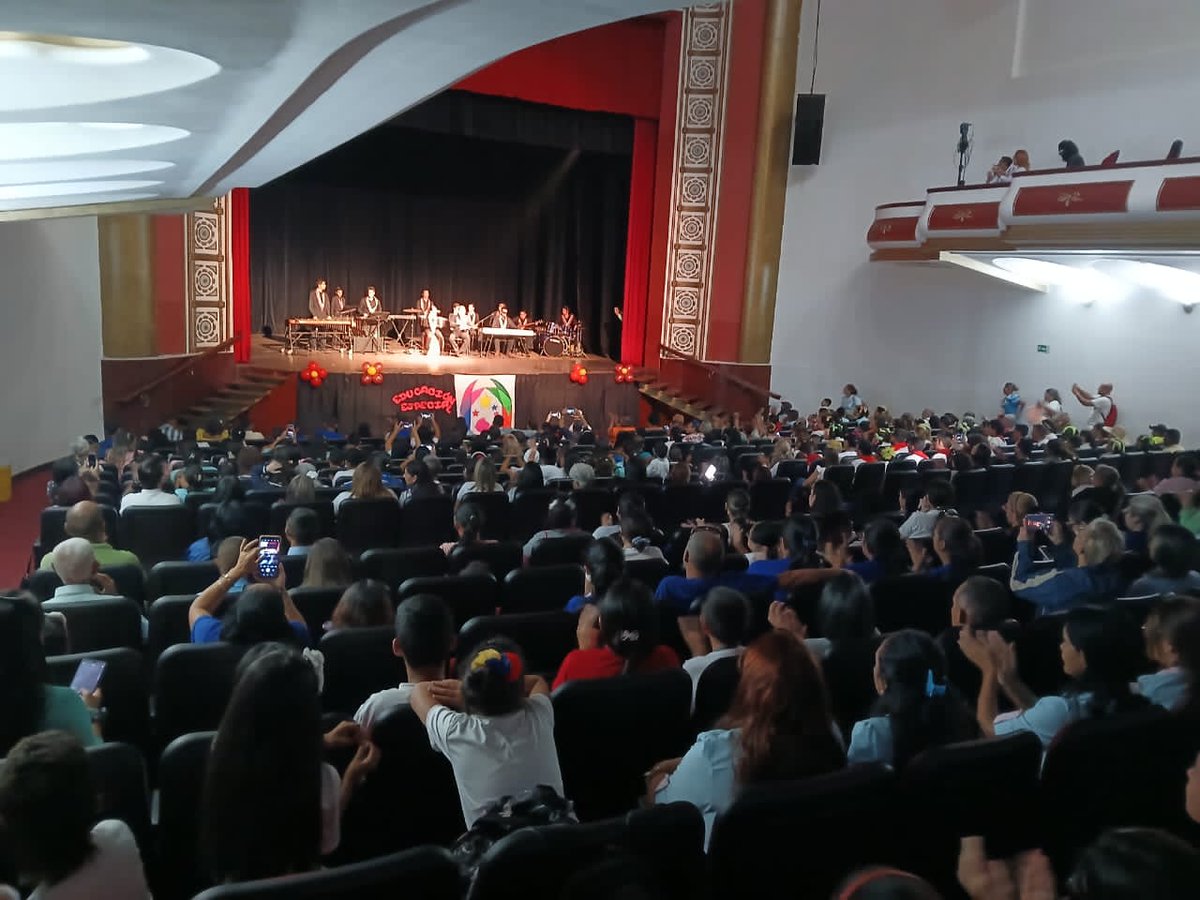 #30Abril ¡Somos inclusión y calidad! Con distintas expresiones artísticas se llevó a cabo el IV Encuentro de Canto y Danza. Un día para destacar las habilidades de nuestros niños y niñas de educación especial. @NicolasMaduro @MPPEDUCACION @_LaAvanzadora #HogaresDignosDeLaPatria