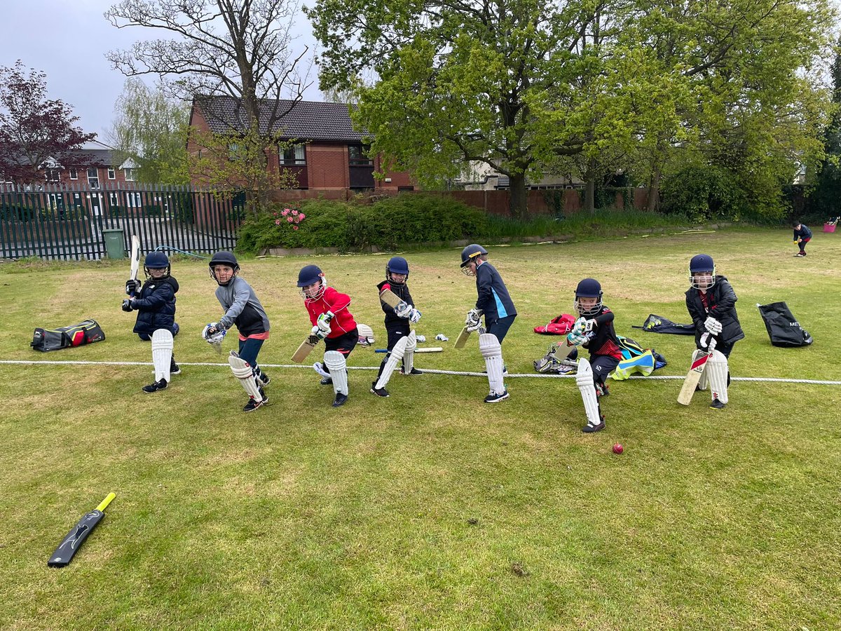 The under 9s dodged the rain on Monday to get their first experience in hardball kit! The future is bright 🍒