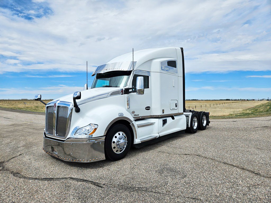 Check out this 2020 #Kenworth T680! Equipped with a Cummins X15 engine, 12 speed auto transmission & 76 inch raised roof sleeper. Find more truck details here >> bit.ly/3Uma6N1