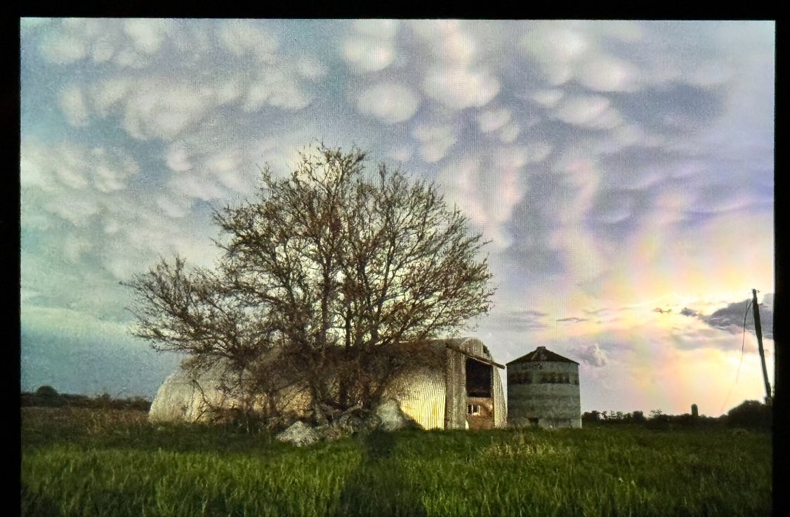 Back of the camera shot of beautiful way to end the chase in Southern Iowa this evening! Now to get on the road to the target for tomorrow! #iawx @AaronRigsbyOSC @Sierra_Lindsey3 @JordanHallWX