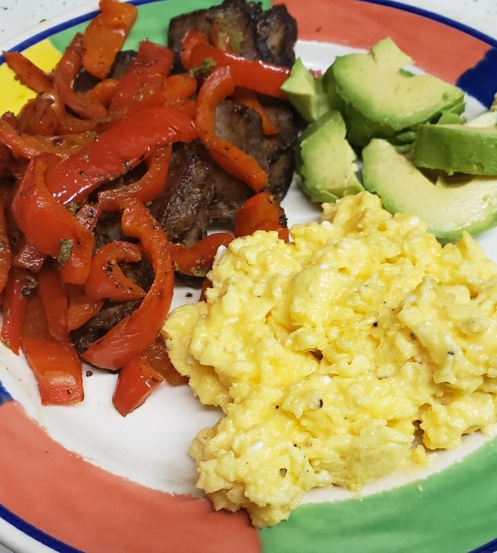 @plantbasedvibes Marinated seitan steak, just eggs y aguacates con roasted peppers 😋