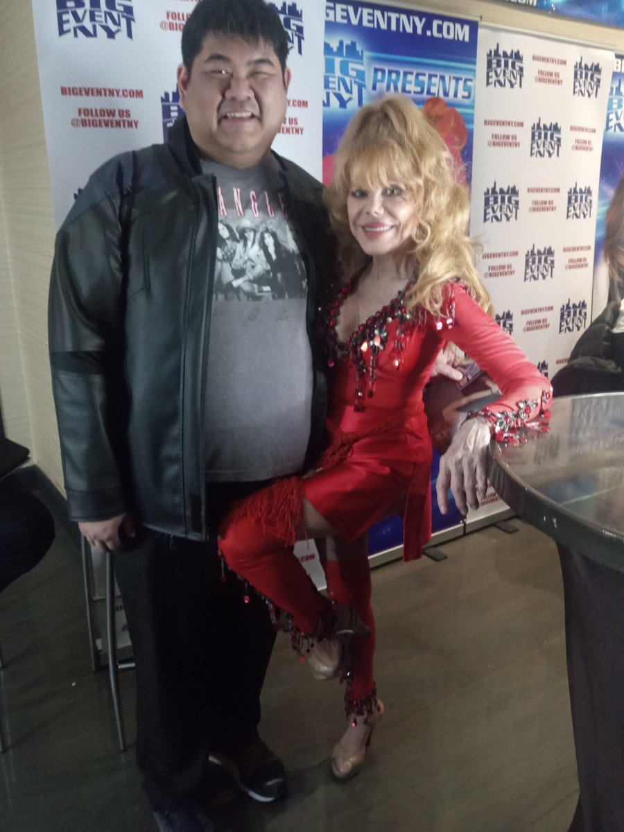 @CharoCuchiCuchi It was so amazing to meet you @ChillerTheatre Muchos gracias Charo!