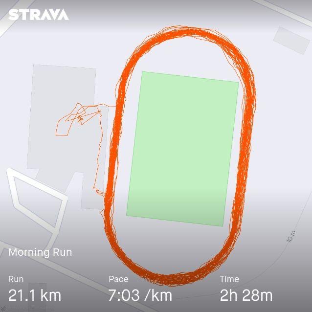 Misi selesai HM di trek secara solo ✅ Solo HM di stadium, ini baru mental training🥹 bersamaan 53 pusingan trek untuk mencukupkan jarak 21km.