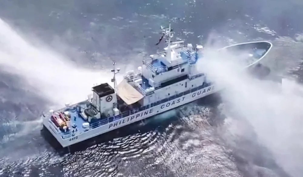 🇵🇭 A imagem é de um navio da Guarda Costeira das #Filipinas recebendo potentes jatos d’água lançados por navios chineses. Isso tem ocorrido com frequência na região do atol de Scarborough, no Mar do Sul da China, uma área disputada pelos dois países. Esses jatos, de tão potentes,…