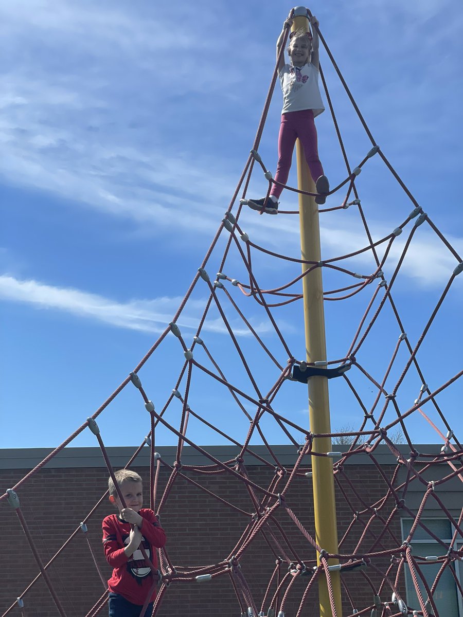 marnellandrea29's tweet photo. Liam saved up his Starbucks to buy an extra recess for our class! We had fun outside this afternoon and the weather was amazing! @VV_Voyagers #fabulousfirsties #extrarecess https://t.co/4Qc9r1Mot3