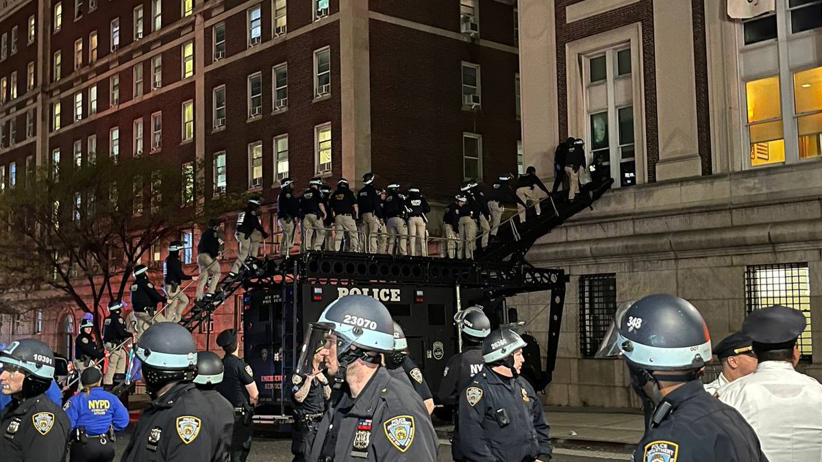 Student reporter said the first police bus had 108 protestors who were mostly if not all students. A second bus has left. A third bus is also filled
#Columbia_University #ColumbiaUniversityProtest #GazaWar