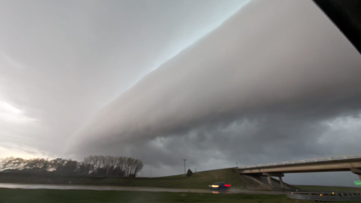 On the leading edge of the storm that became severe, this photo was taken of the shelf cloud. A shelf cloud usually covers the whole horizon whereas a wall cloud is only in an isolated spot in the back of a thunderstorm.

📸 William Ingram Jr.

#mnwx #iawx #abc6wx