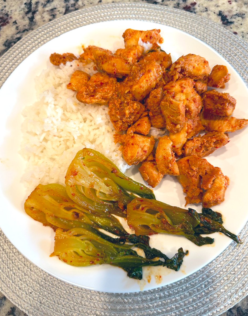 Craving for bok choy satisfied! ✅

Chicken and Bok Choy both poached with miso, soy sauce, garlic, & Korean gochugaaru pepper marinade and served with steamed jasmine rice. 

Dig in? 

#twittersupperclub #garlic #koreanfood #gochugaaru #dinner